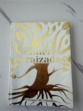 VIDA White Book with Gold Foil Leaf Design